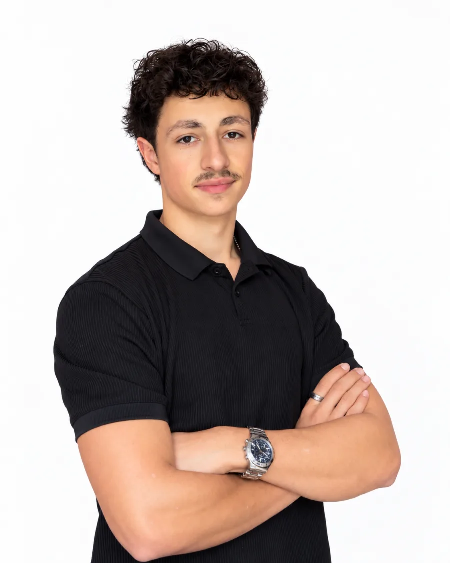 Lucas Reverdy, fondateur d'Archimède Agency, bras croisés, polo noir